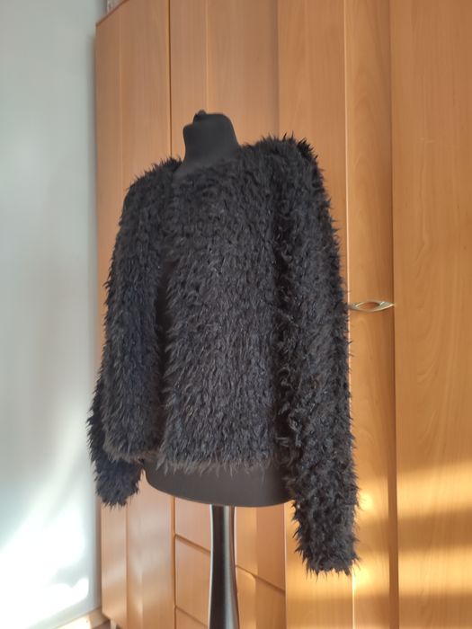 Lekka kurteczka ze sztucznego futerka, rozmiar S, Stradivarius