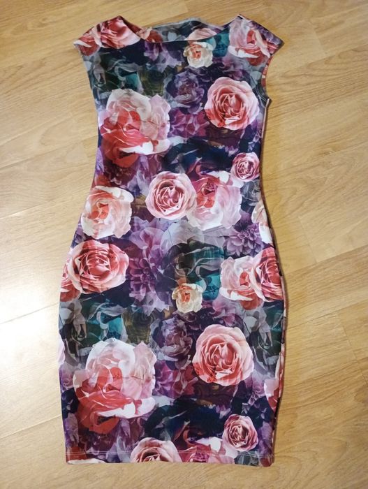 Sukienka dopasowana mini kwiaty róże elastyczna Mohito 34