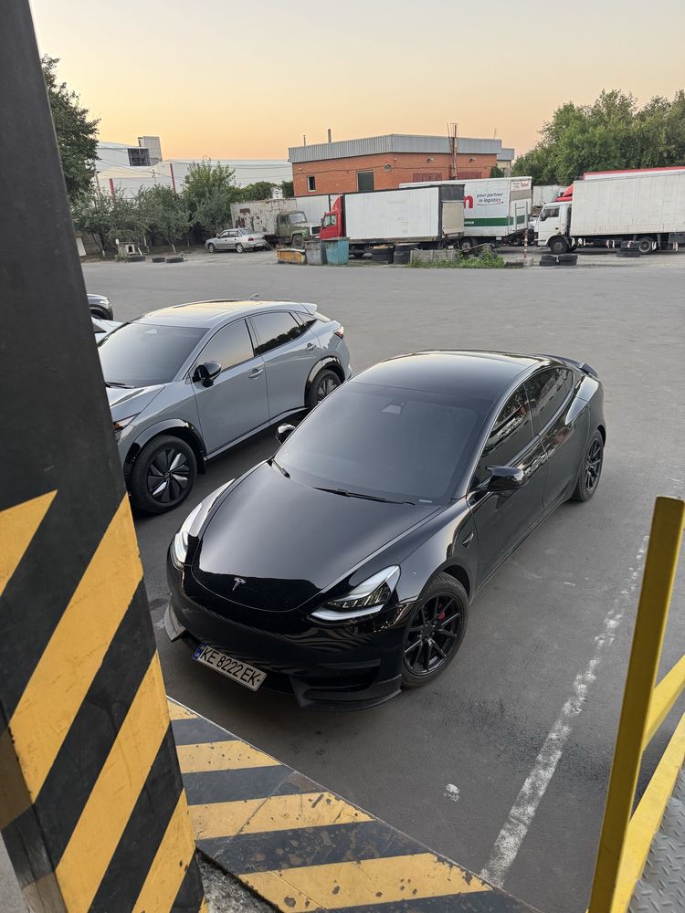 Tesla model 3 2019 рік