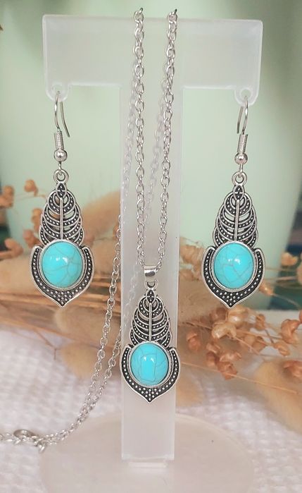 Conjunto de colar e brincos de metal prateado