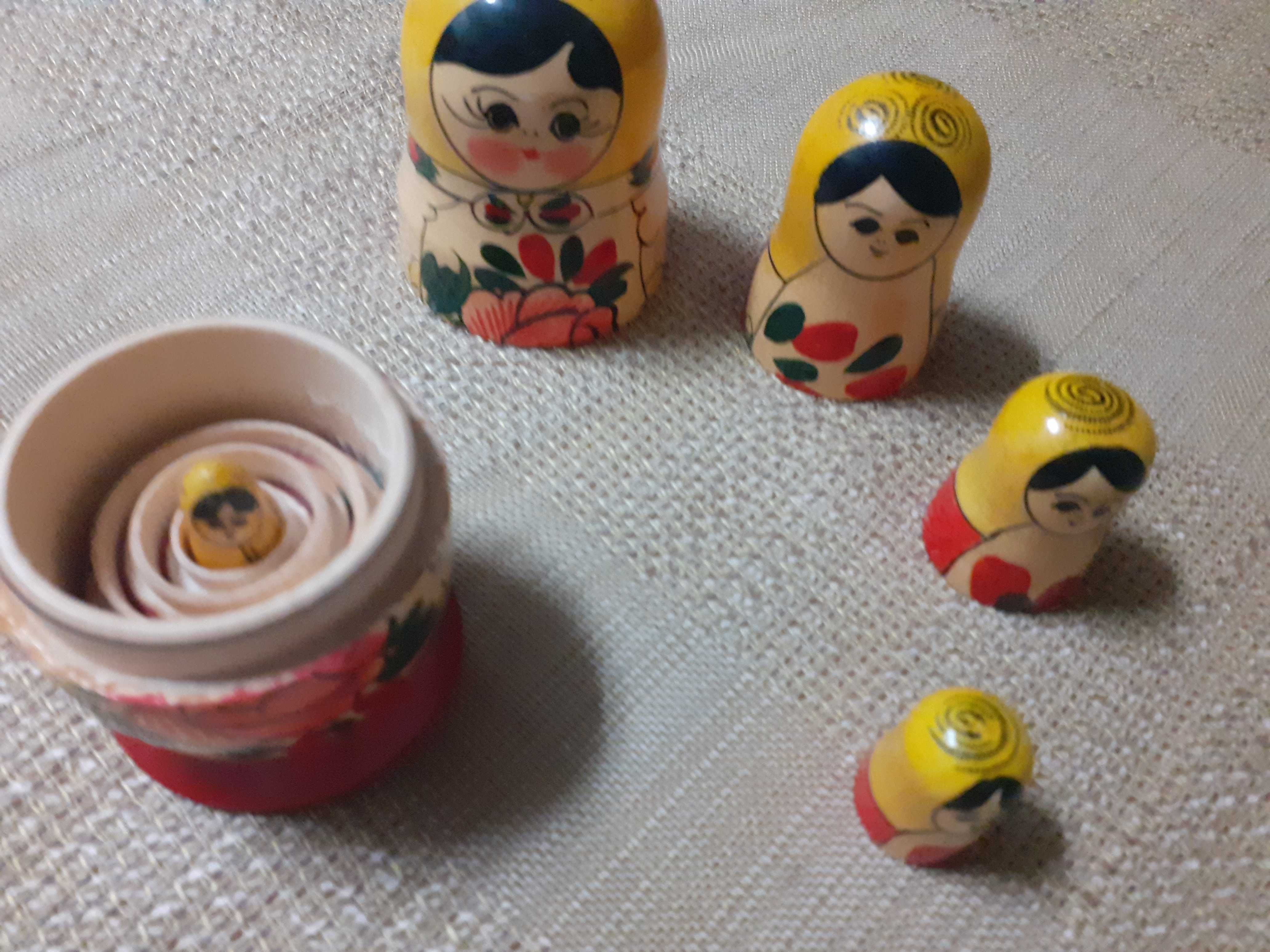 Boneca Matryoshka com 5 figuras (duas são um pouco perras ao fechar)