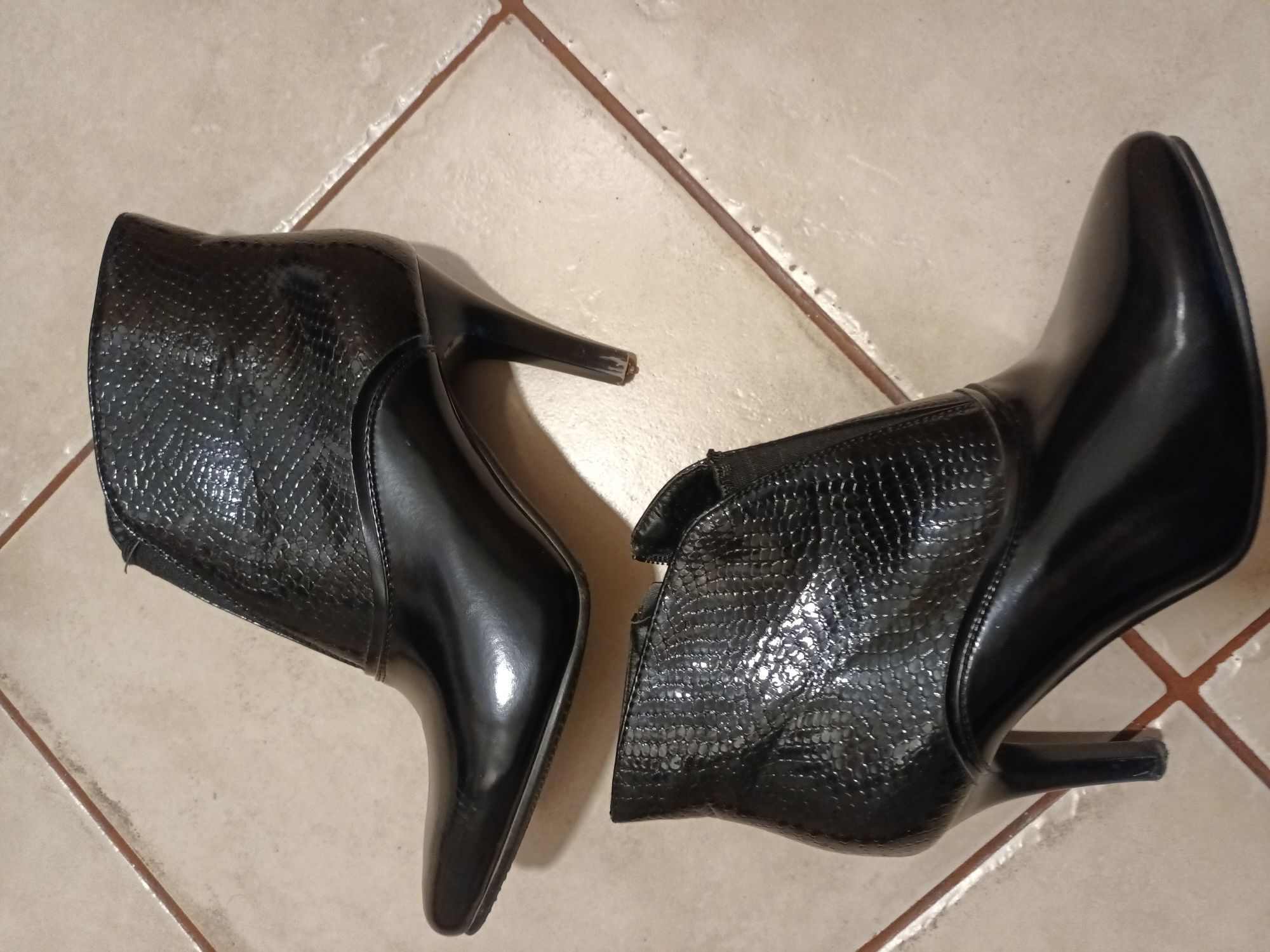 Buty botki szpilka lakierowane wężowy wzór czarne 38