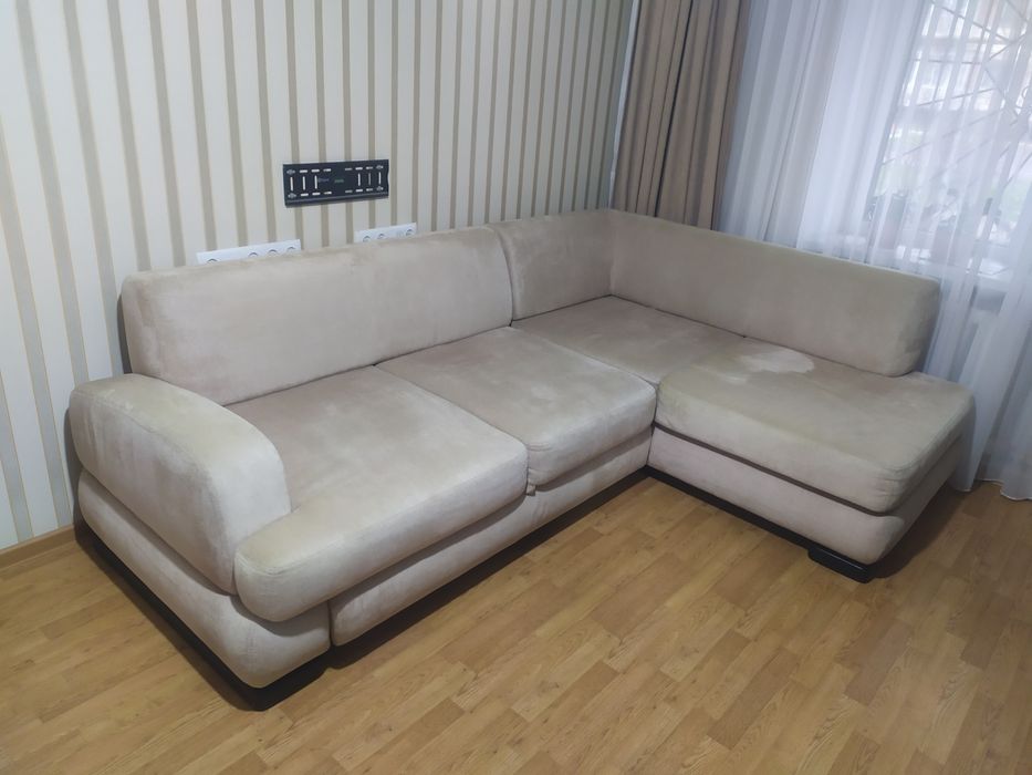 добротный угловой диван в жилую комнату