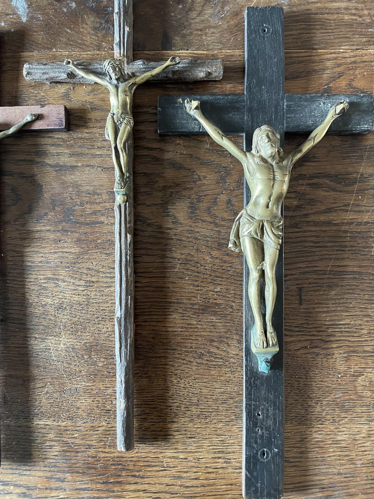 Crucifixos em madeira com Cristo em metal