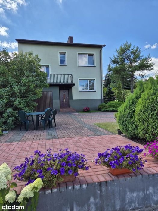 Przestronny dom z dwoma garażami i ogrodem na sprzedaż