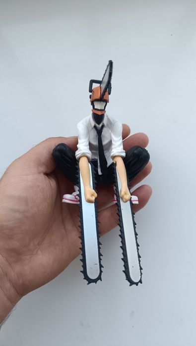 Action figura Chainsaw Man, com cerca de 14cm de altura. Feita e
