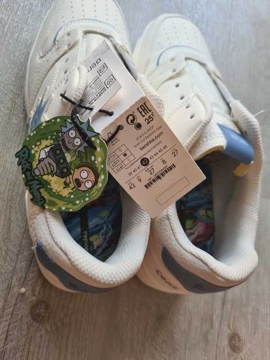 Ténis brancos Rick e Morty