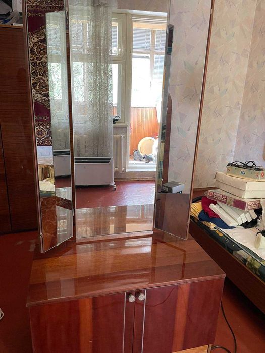 Трюмо з дзеркалами