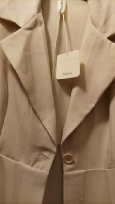 Nowy garnitur damski z najnowszej kolekcji, bezowy.