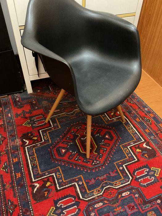 Cadeira preta com pés de madeira