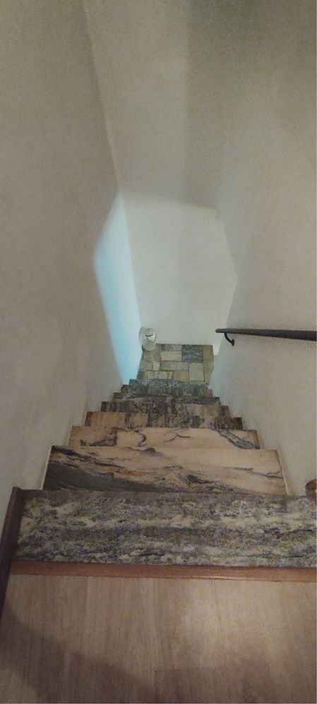 Vende-se pequena e acollhedora casa em cortes do meio