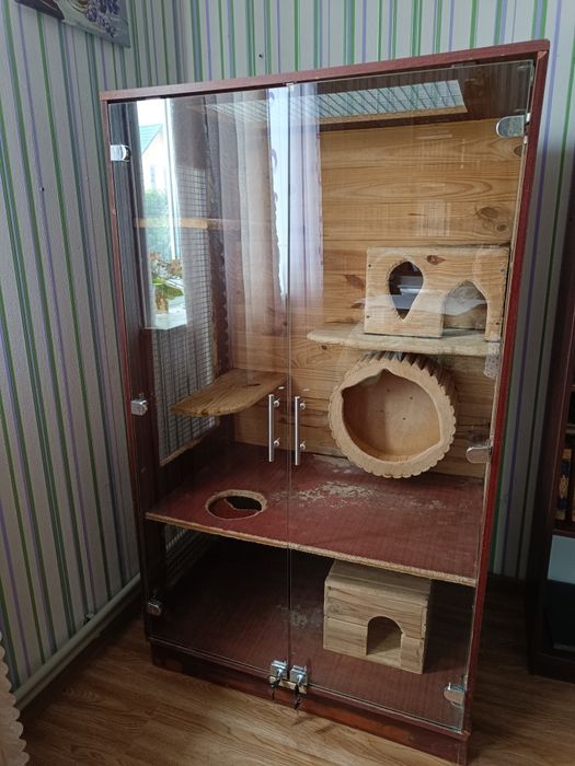 Клетка вітрина для шиншилл з колесом (пересилка не можлива)