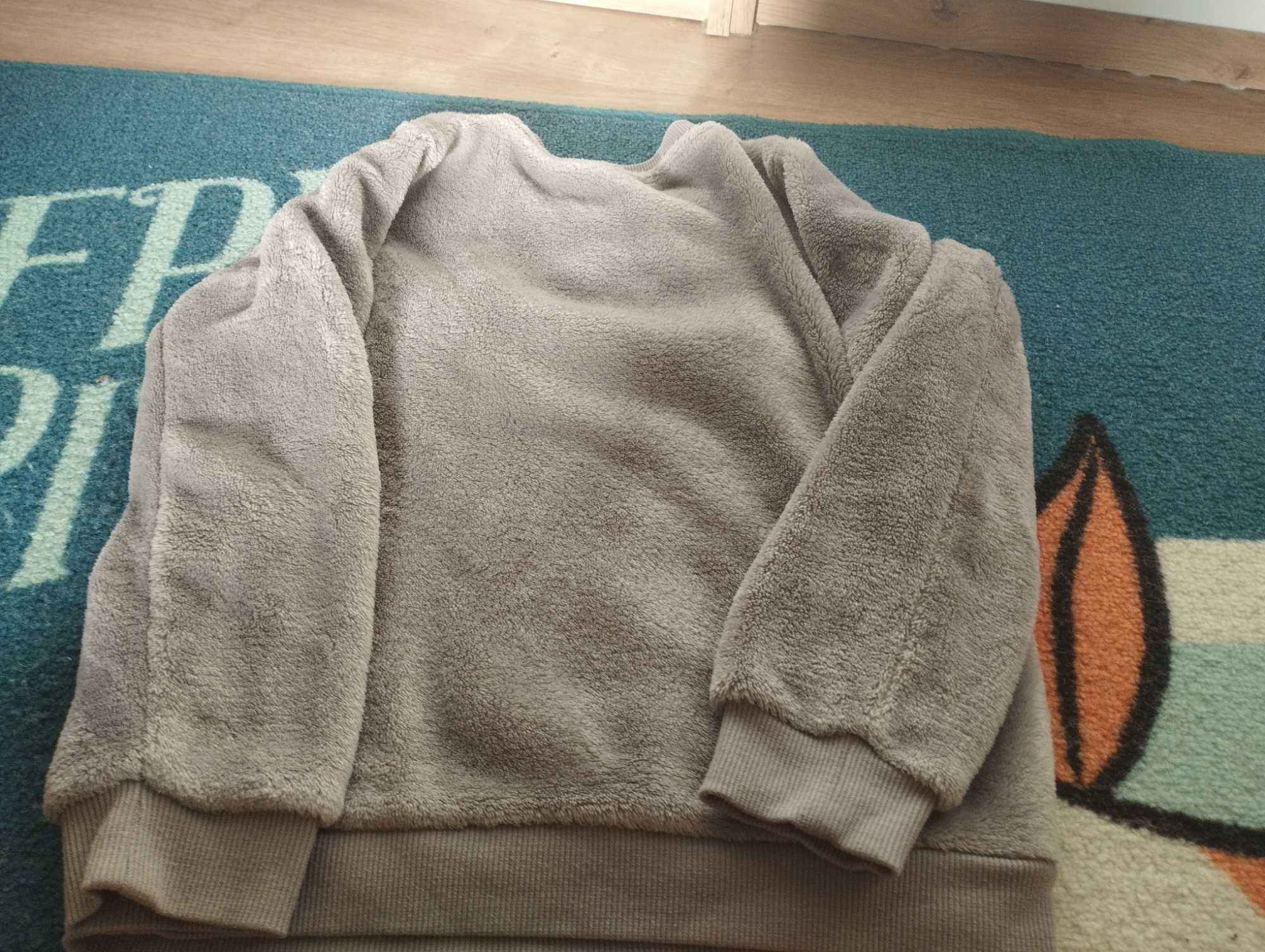 Ciepła bluza z polaru w rozmiarze 134 z firmy Sinsay.