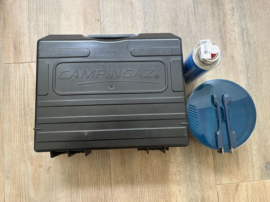 Conjunto fogareiro Campingaz e tacho com pratos e talheres