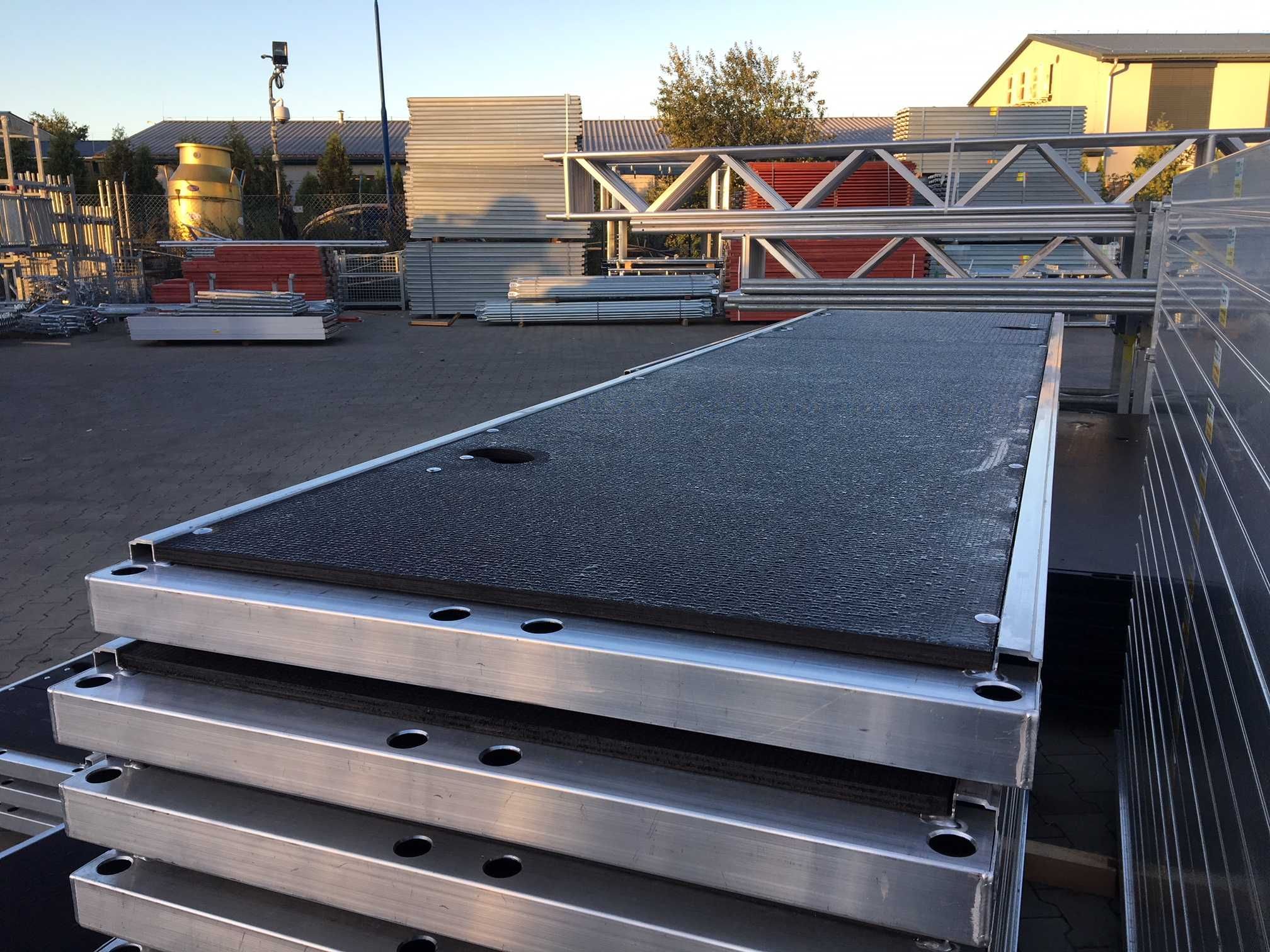 Aluminiowe lekkie rusztowanie Állvány systemowe PLETTAC~101 m2 na piny