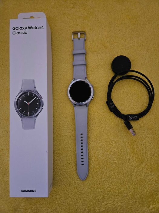 Samsung Galaxy Watch 4 Classic Srebrny z białym paskiem