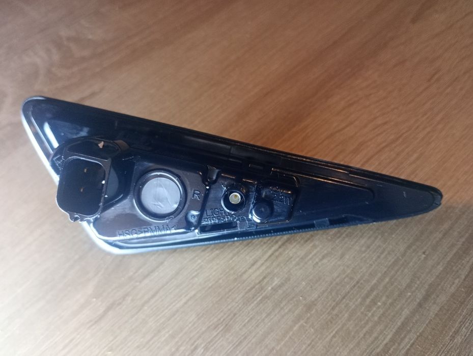 Камера в крило права Model Y. 2020-2023.