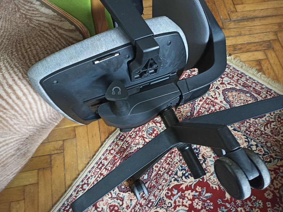 3 krzesła biurowe klasy premium i 1 zwykłe stan bdb.