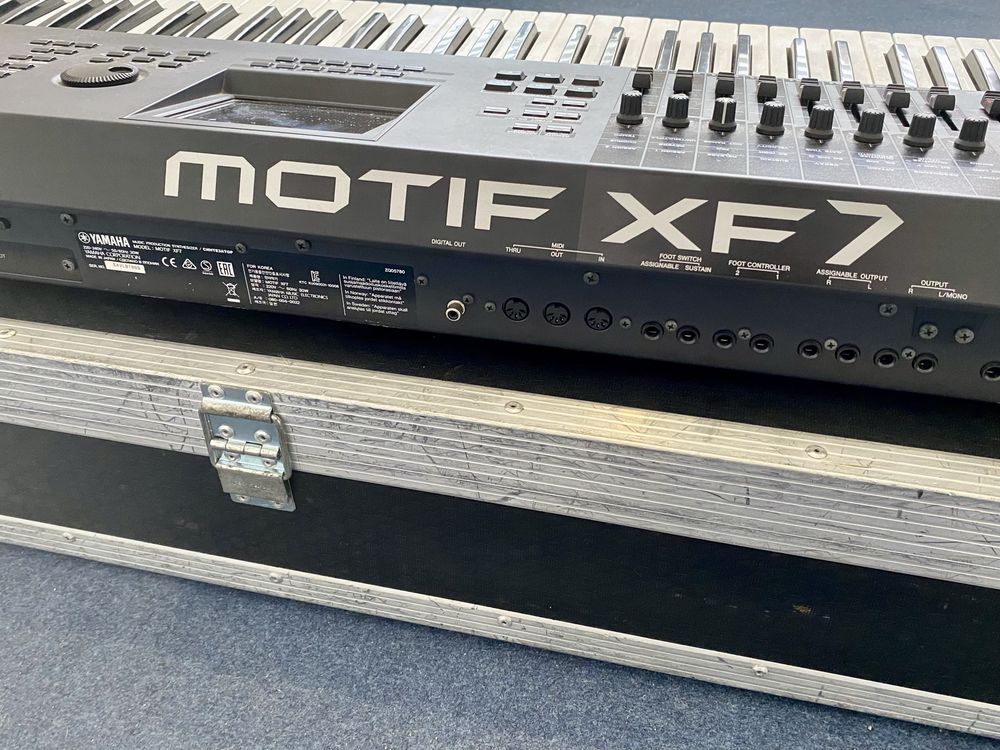 Yamaha Motif XF7 + profesjonalny twardy case – gotowy do pracy