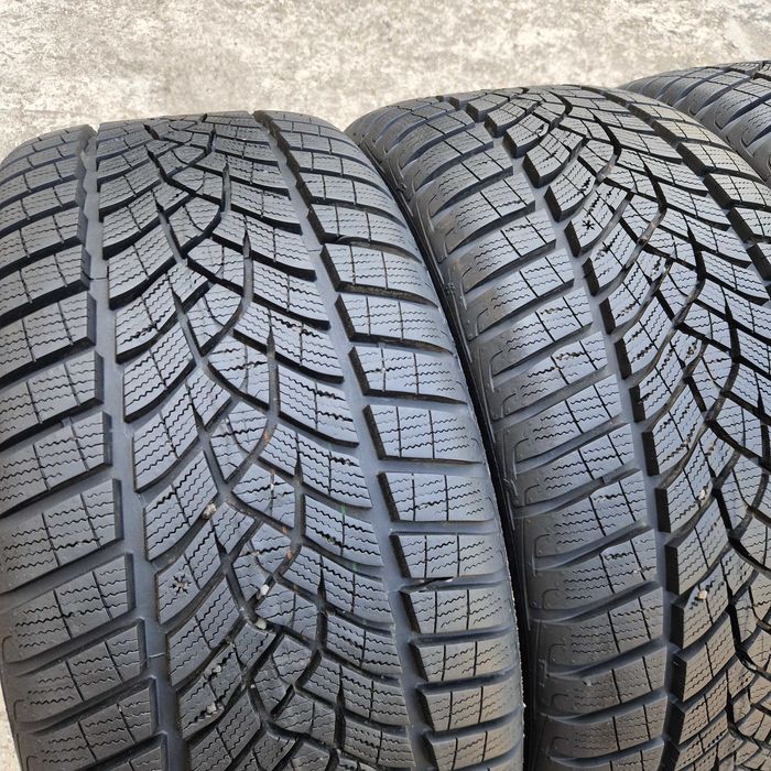 Зимові шини, резина 245 40 R18 Goodyear (Гудієр) 4шт.