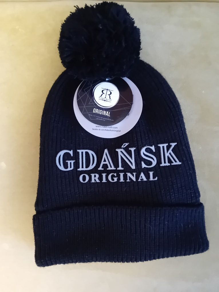 Sprzedam nową czarną czapkę z pomponem z napisem Gdańsk Original