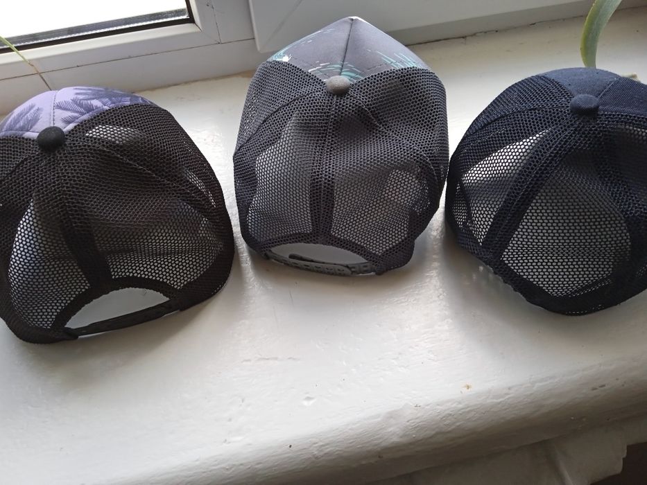 Кепки різні, нові, значна частина сітка ззаду