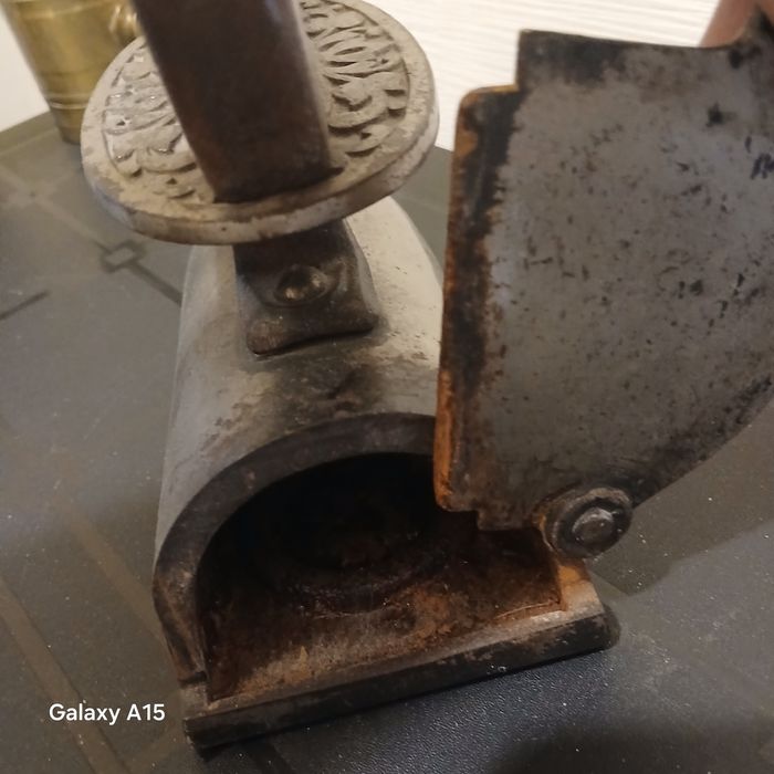 Stare żelazko z miejscem na dusze