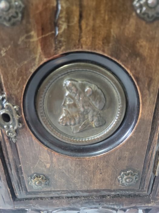 Antyczna szafka ołtarzowa – rzeźbione drewno + medalion Jezus Chrystus