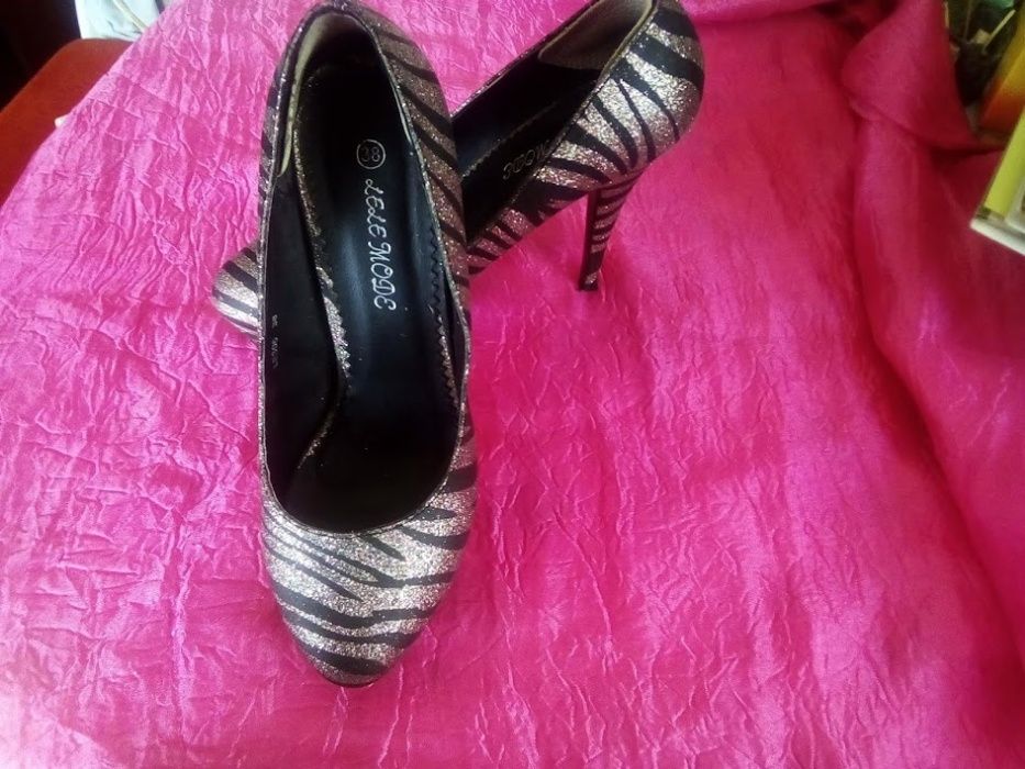 Sapatos de senhora padrão zebra prateado e preto como novos nº:38