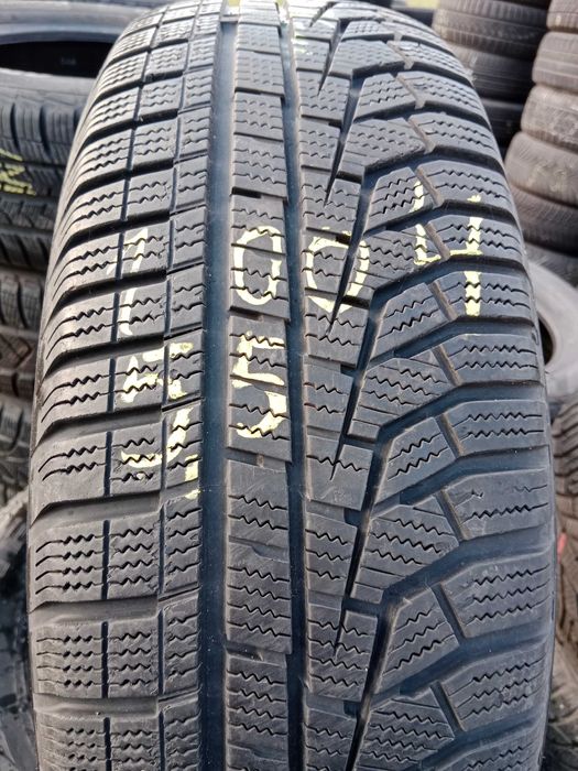 Opona używana 215/70R16 Hankook Winter i Cept Evo2 SUV 1szt.