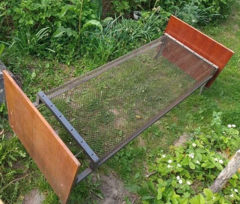 Продам односпальне ліжко на панцерній сітці