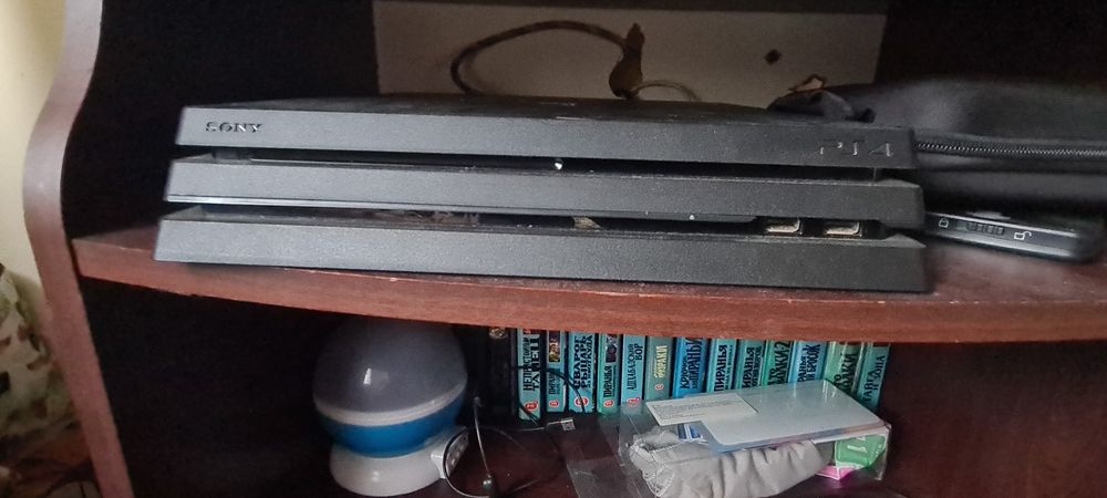 Sony PlayStation 4 pro 1g  + три гри + 2  джойстіка