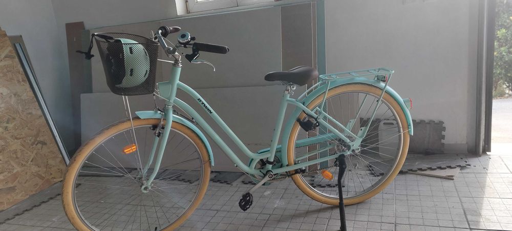 Bicicleta com cesto.