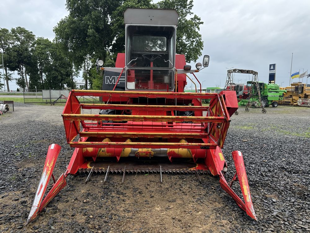 Комбайн зернозбиральний Massey Ferguson 330