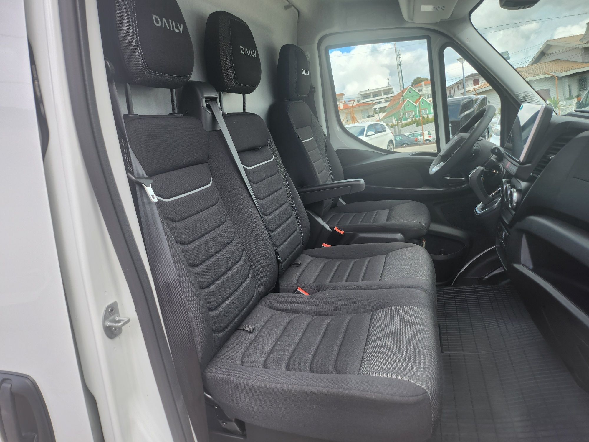 Iveco Daily 35-180 HI MATIC  Viatura NOVA COM ZERO KMS C/ Iva dedutíve