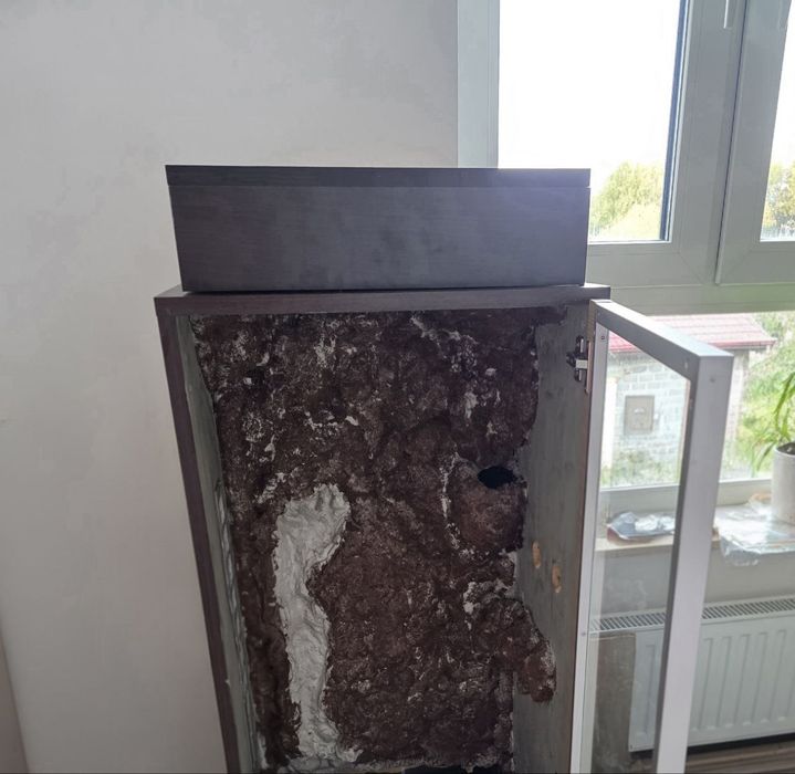 Nowe terrarium że ścianka i wodospadem