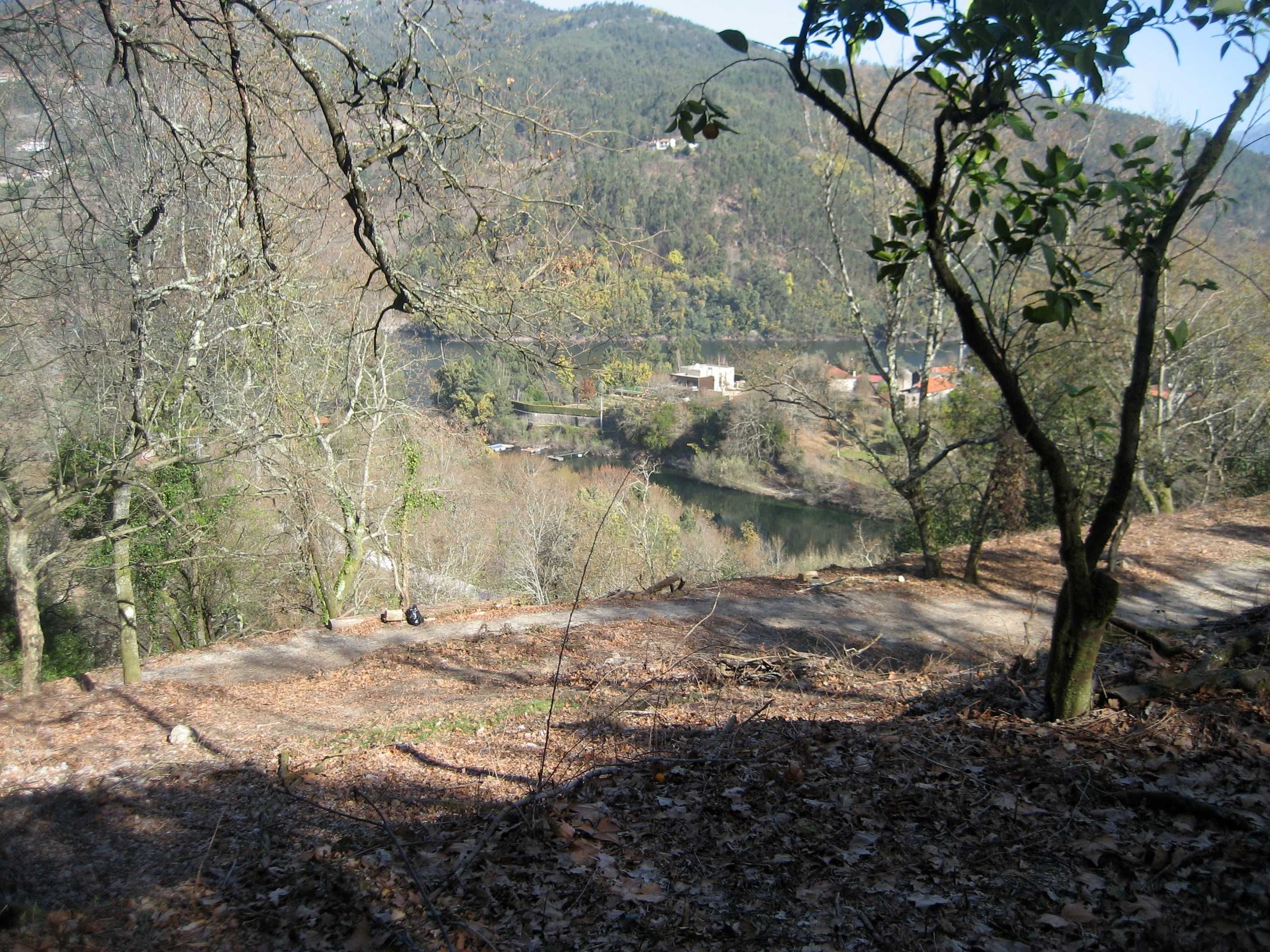 Terreno junto água na Caniçada, Gerês