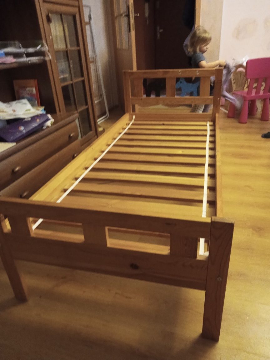 Dwa Łóżka drewniane dziecięce za 120 zł jedno za 70 zł