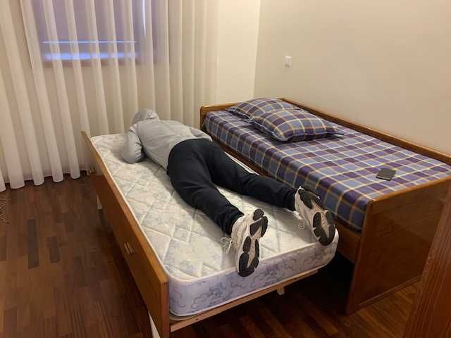 Cama de solteiro dupla, com 2 colchões (1 de gaveta)