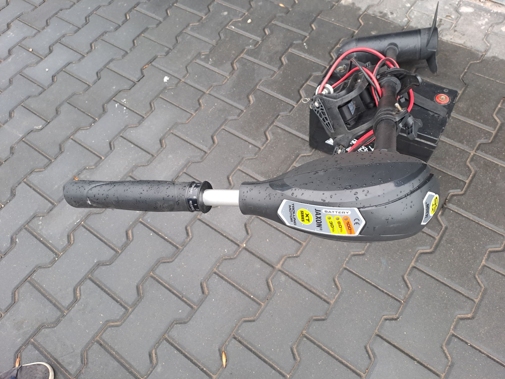 Silnik elektryczny do łódki z akumulatorem.