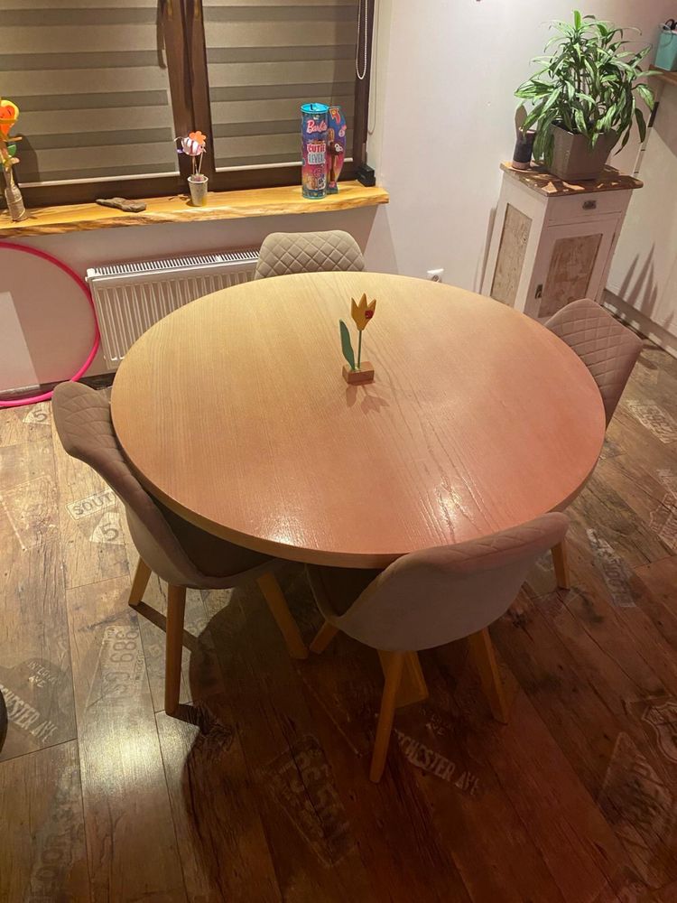 Komplet okrągły drewniany stół z krzeslami