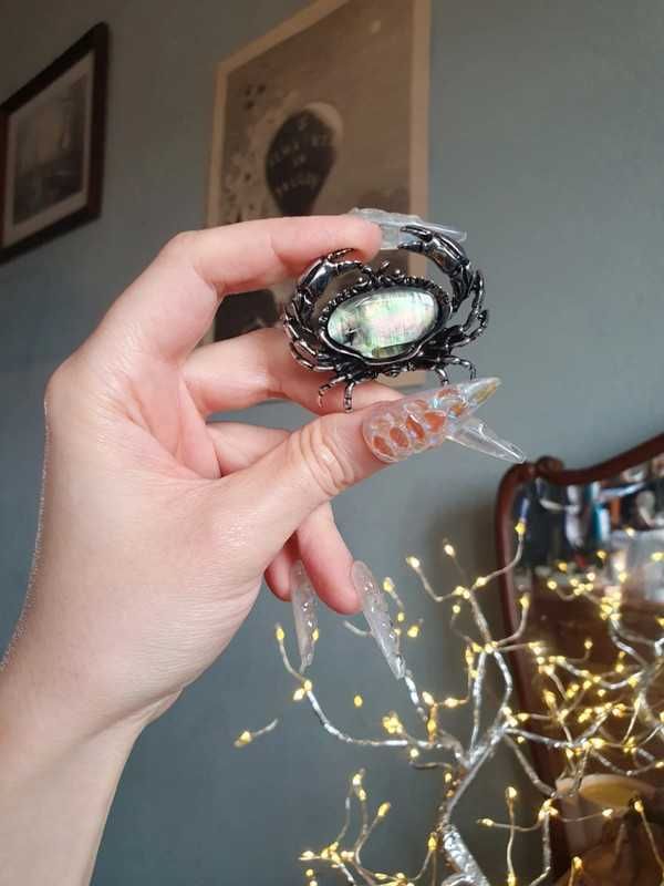 Pendente ou broche / pregadeira caranguejo com concha ou imitação