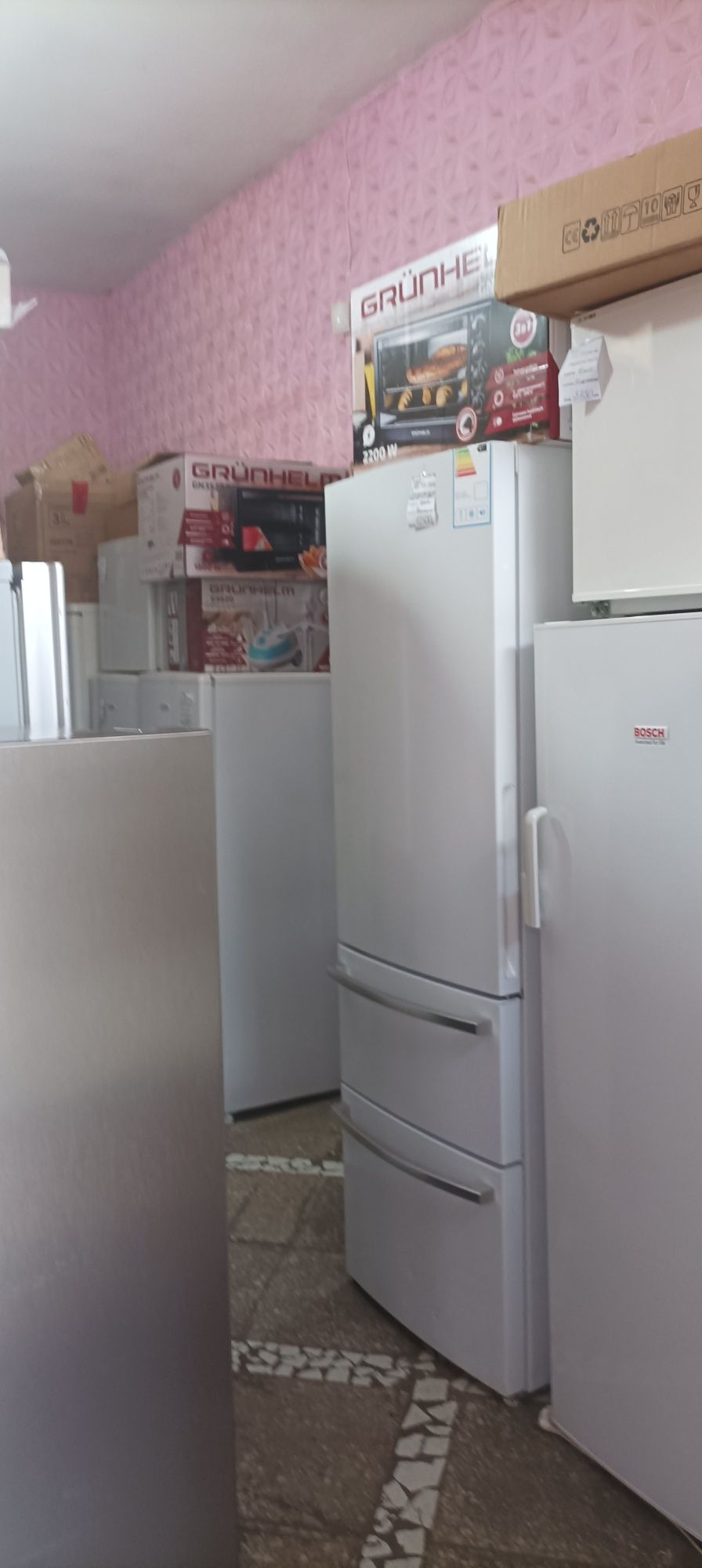 Холодильник з Німеччини в доброму стані висота 1.85 см