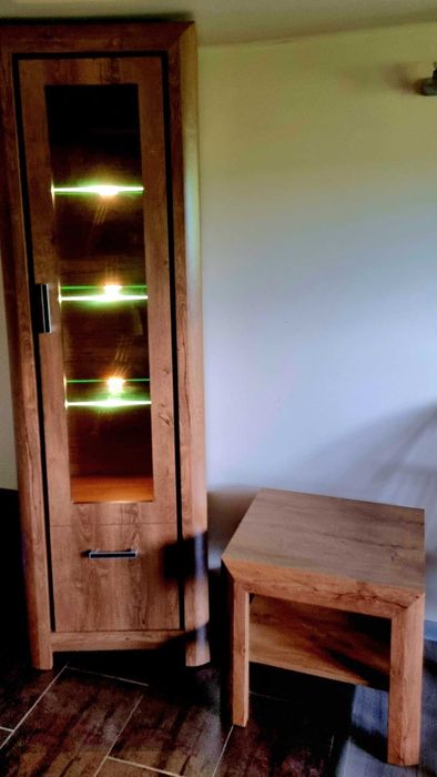 Witryna podświetlana Kolekcja AMARANT - MEBLE GOŁĄB (dąb lefaks)