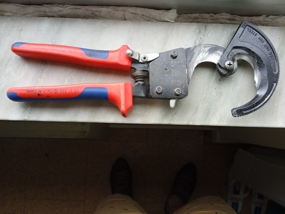 Alicate de corte profissional kinpex 32/240 em muito bom estado.