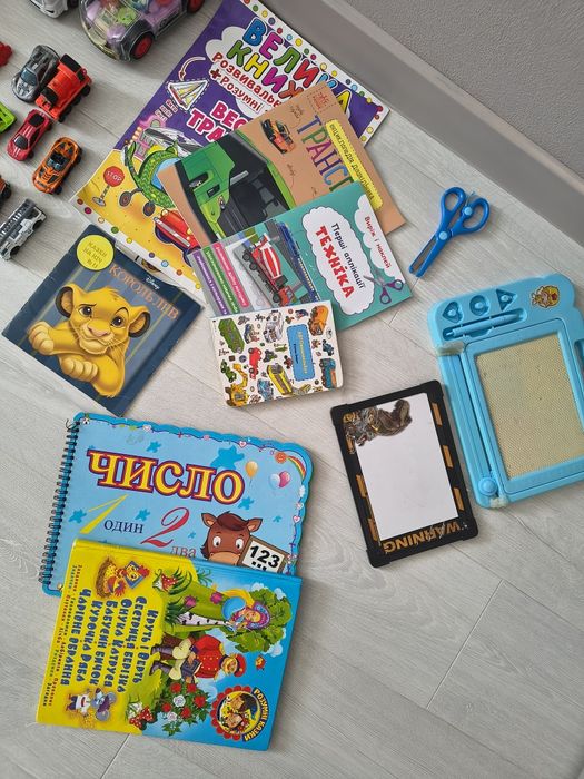 Ящик іграшок 3 4 роки для хлопчика машинки вімельбух книги лот пакет