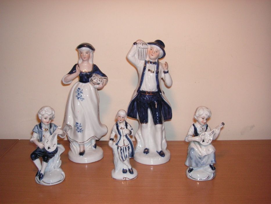 Estatuetas em Porcelana Branco Azul e Dourado