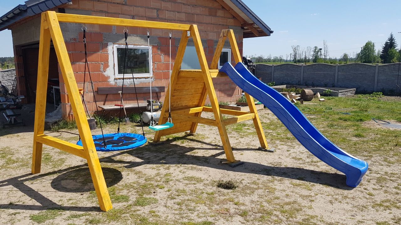 Plac zabaw dla dzieci huśtawka slizg zjeżdżalnia