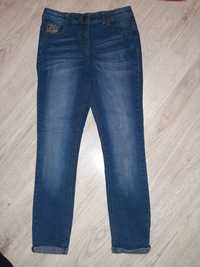 Spodnie dżinsowe rozmiar 134/140, przetarcia