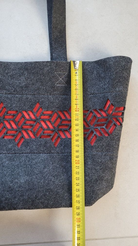 Torba filcowa szara z czerwonym geometrycznym wzorem